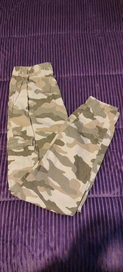 Pantalones cargo camuflados para mujer - miniatura 1