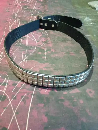 Cinturón Punk negro con tachas metálicas - miniatura 3