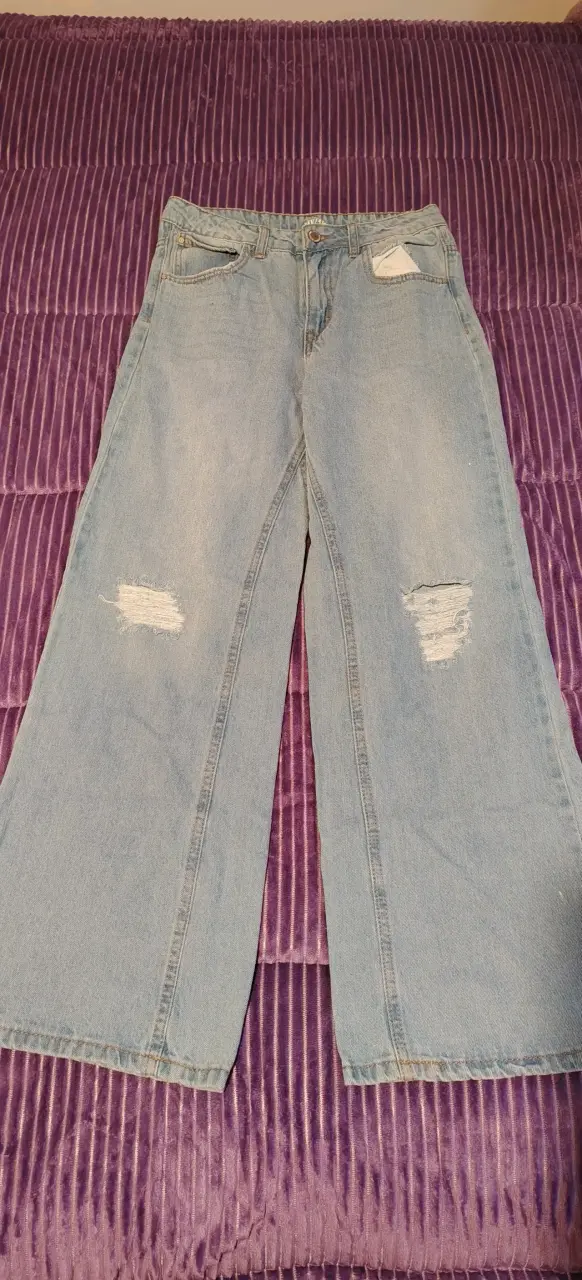 Jeans de mezclilla celestes desgastados para niña. - 1