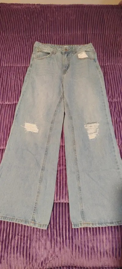 Jeans de mezclilla celestes desgastados para niña. - miniatura 1