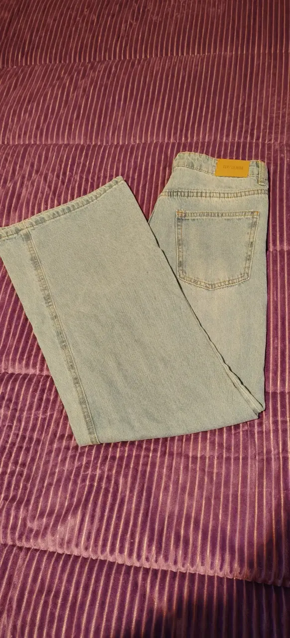 Jeans de mezclilla celestes desgastados para niña. - 2
