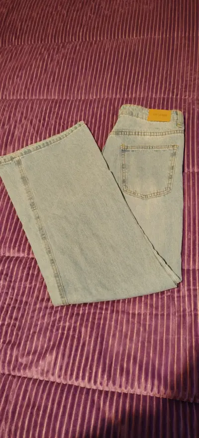 Jeans de mezclilla celestes desgastados para niña. - miniatura 2