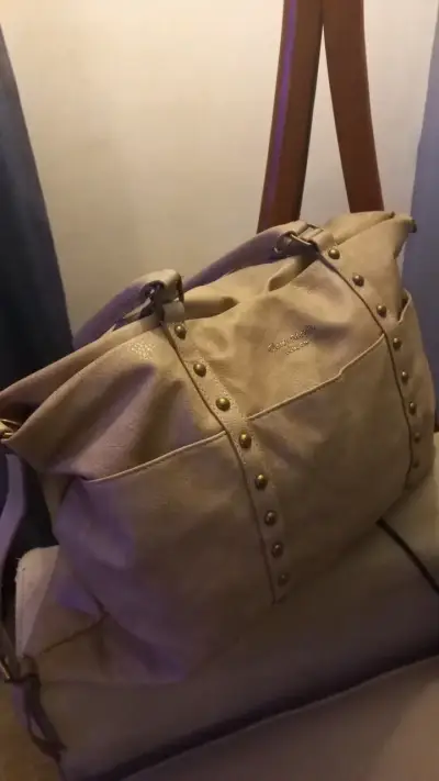 Bolso beige con tachas decorativas - miniatura 1