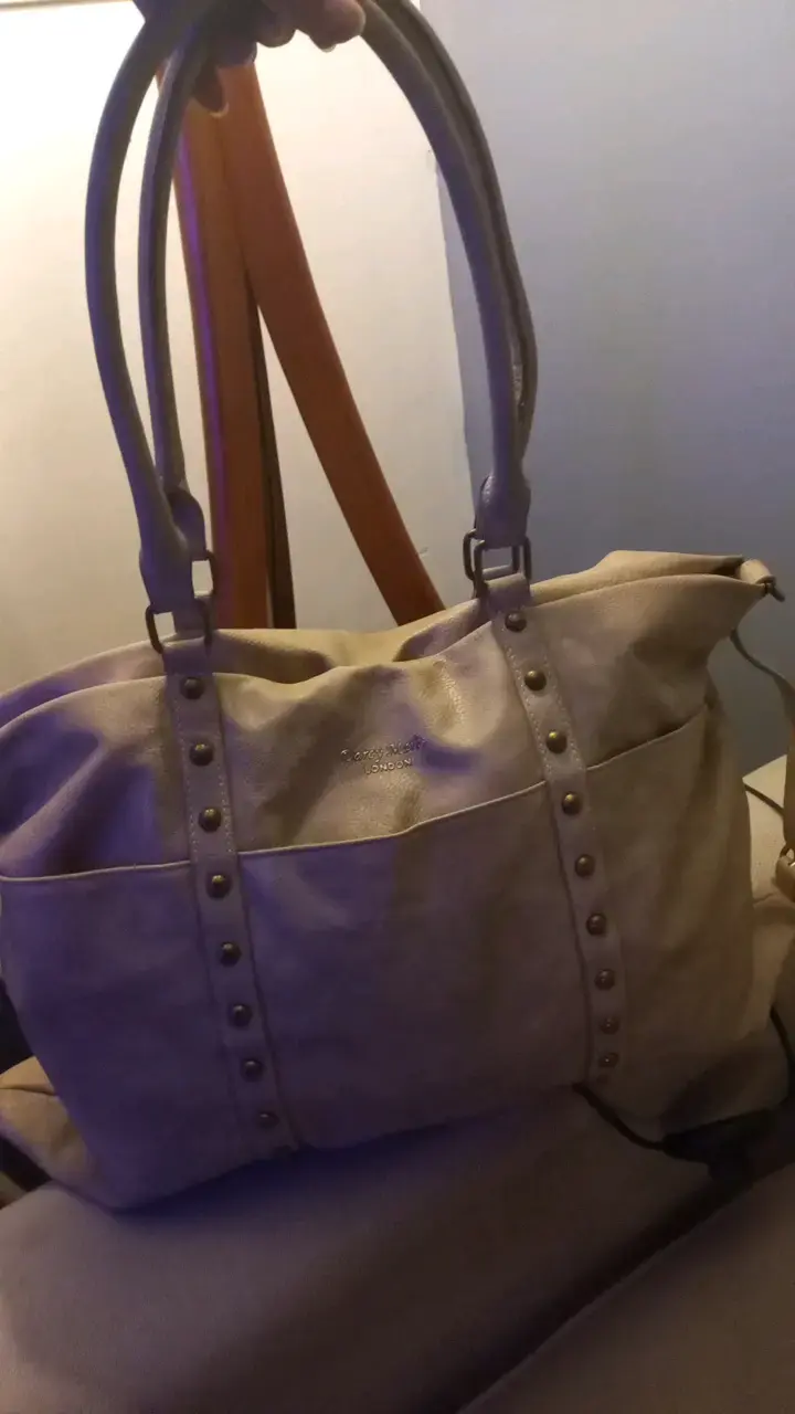 Bolso beige con tachas decorativas - 2