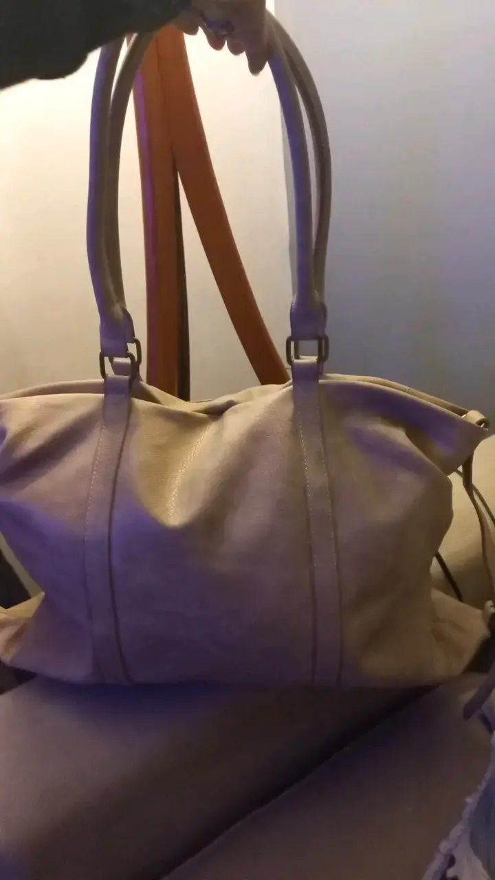 Bolso beige con tachas decorativas - 3