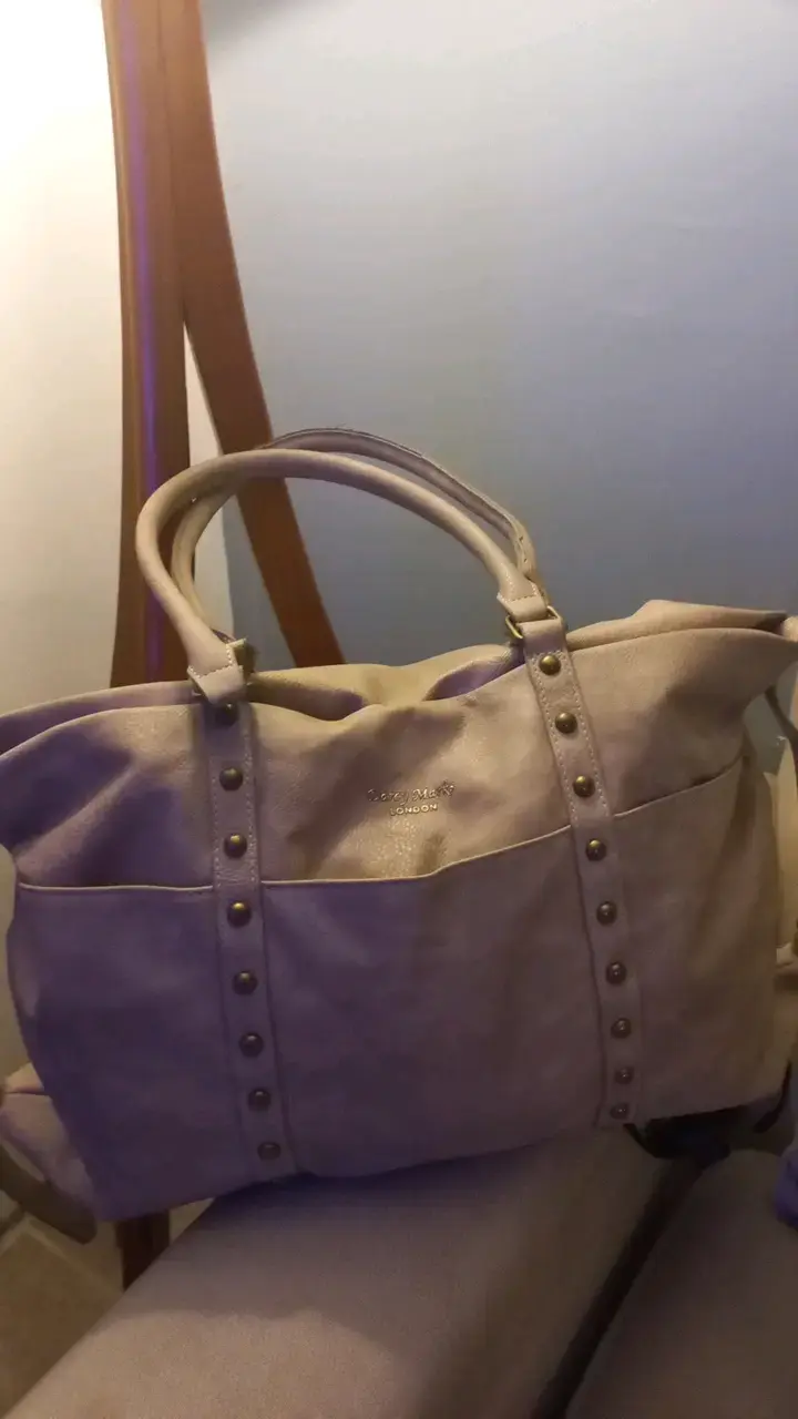 Bolso beige con tachas decorativas - 4