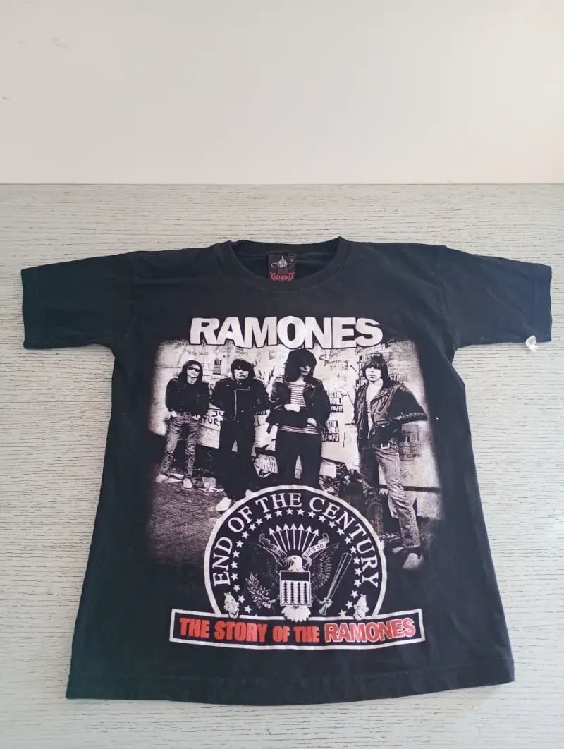 Polera negra Ramones End of the Century