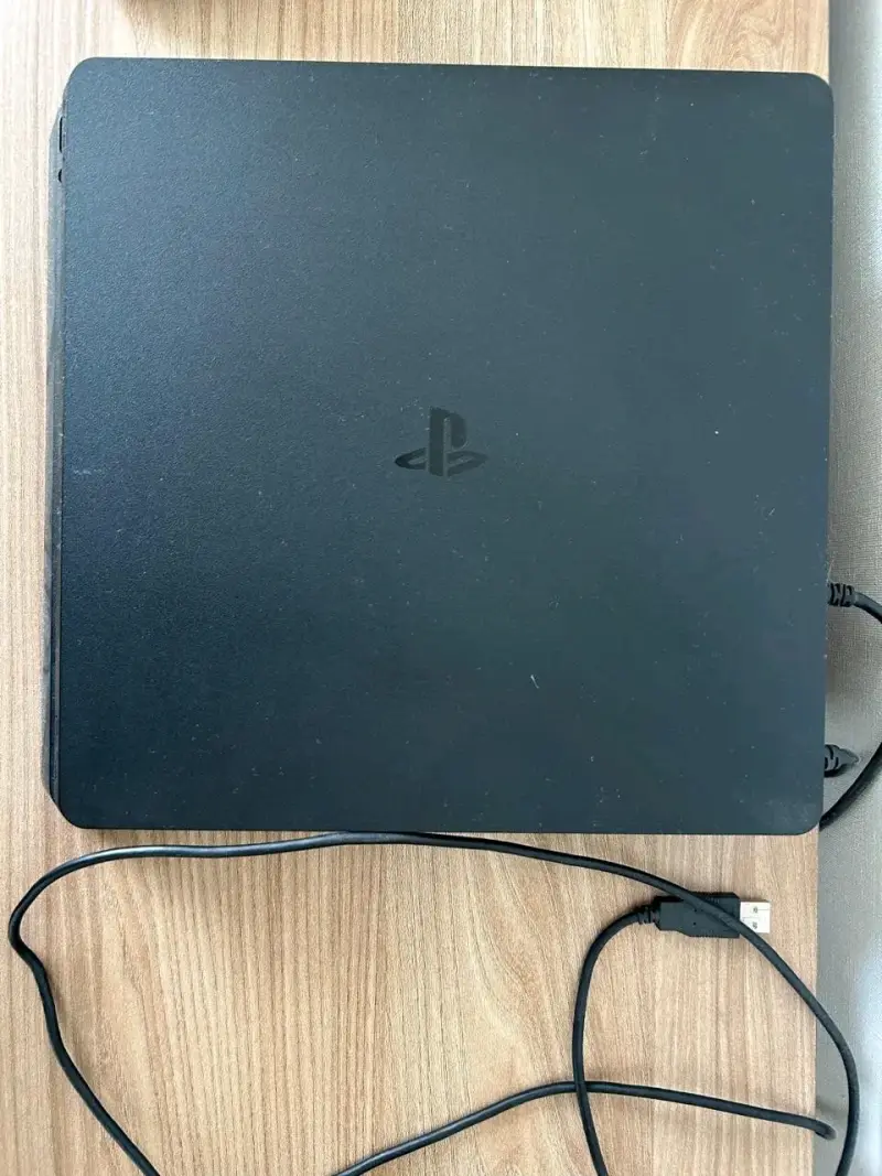 Consola Sony PS4 1TB con 3 juegos incluidos - 3
