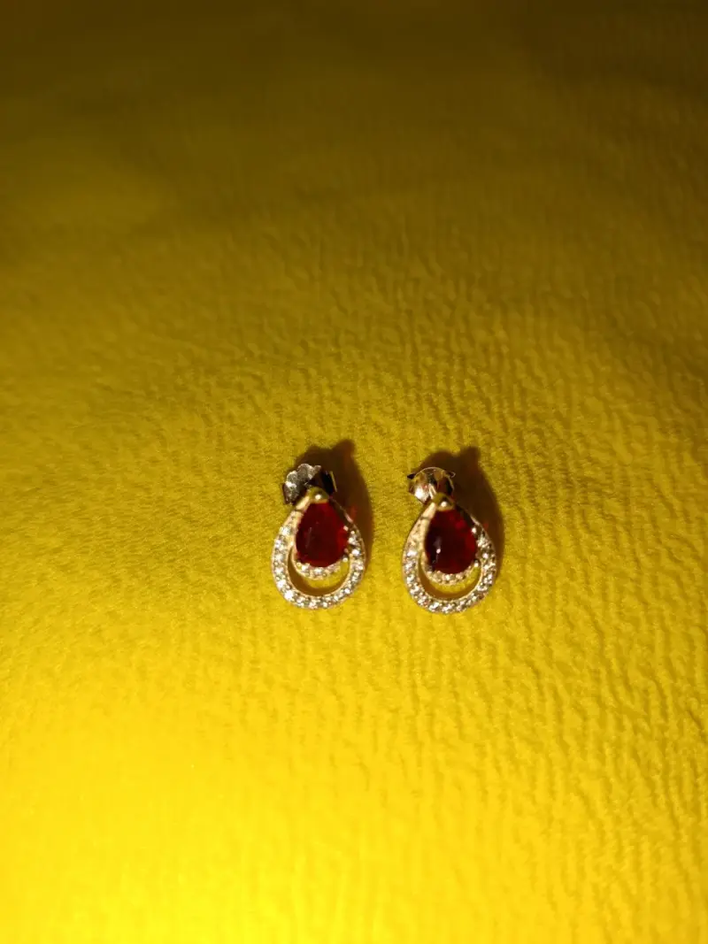 Aros colgantes con piedras rojas y brillantes - 1