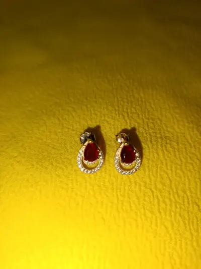 Aros colgantes con piedras rojas y brillantes - miniatura 1