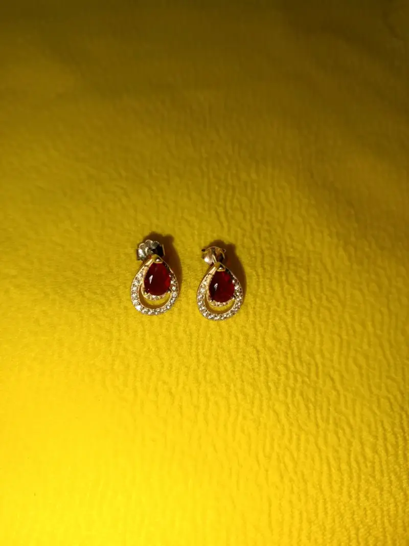 Aros colgantes con piedras rojas y brillantes - 2
