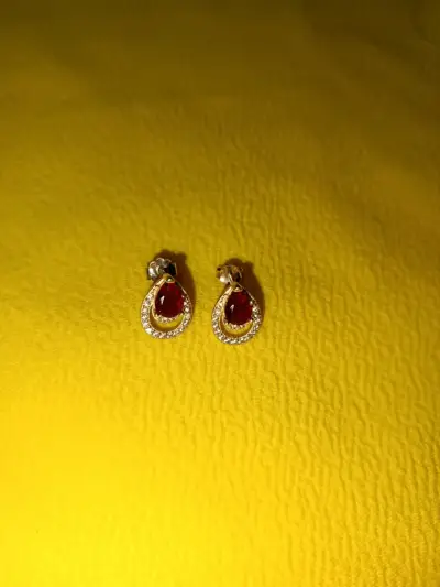 Aros colgantes con piedras rojas y brillantes - miniatura 2