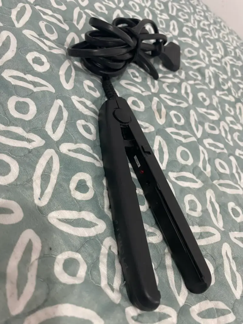 Mini Plancha de Pelo Negra Compacta