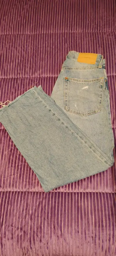 Jeans de mezclilla, diseño desgastado. - miniatura 1