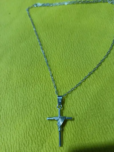 colgante de cruz con cadena de plata - miniatura 1