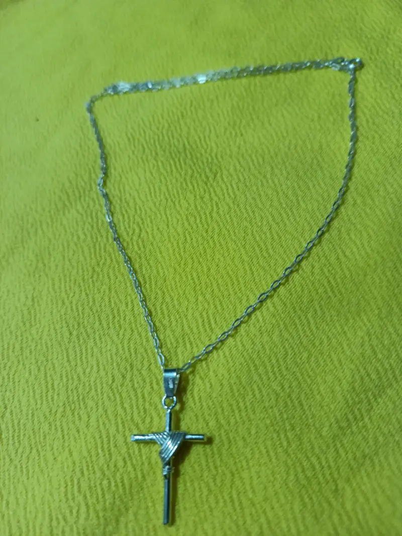 colgante de cruz con cadena de plata - 2