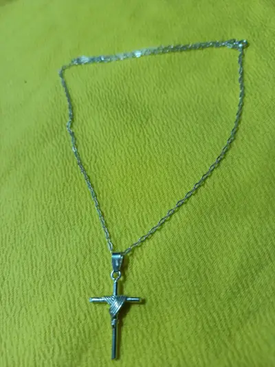 colgante de cruz con cadena de plata - miniatura 2