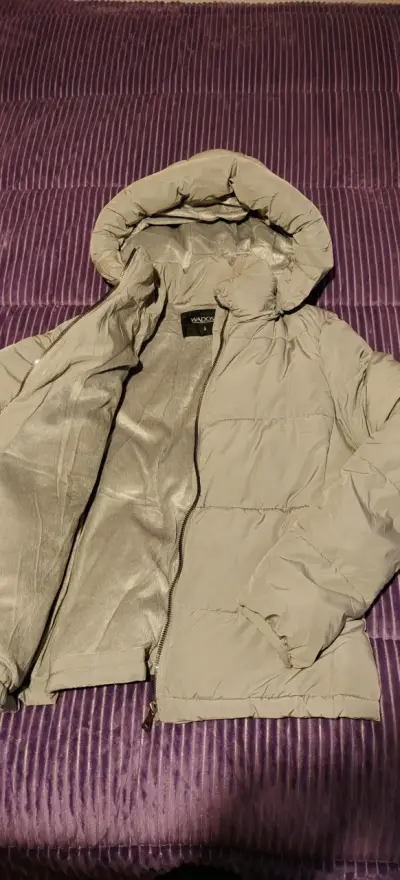 Chaqueta acolchada gris con capucha para mujer - miniatura 2