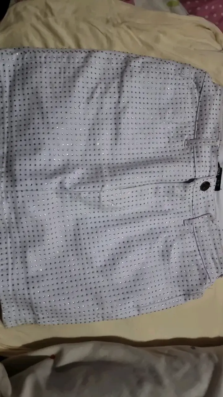 Falda corta blanca con tachuelas brillantes - 1