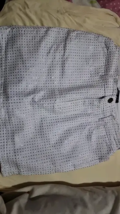Falda corta blanca con tachuelas brillantes - miniatura 1