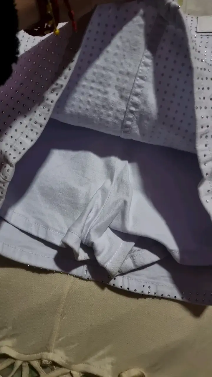 Falda corta blanca con tachuelas brillantes - 3