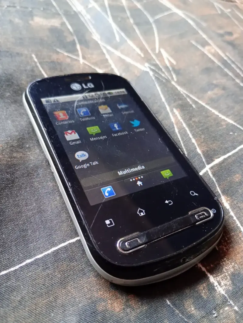 Celular LG P350 Gris Vintage Para Colección - 2