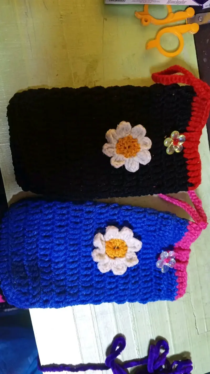 Fundas tejidas a crochet con flores decorativas
