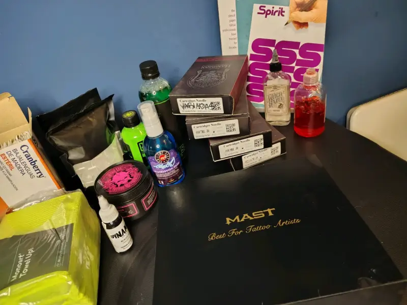 Kit completo para tatuajes con poco uso. - 1