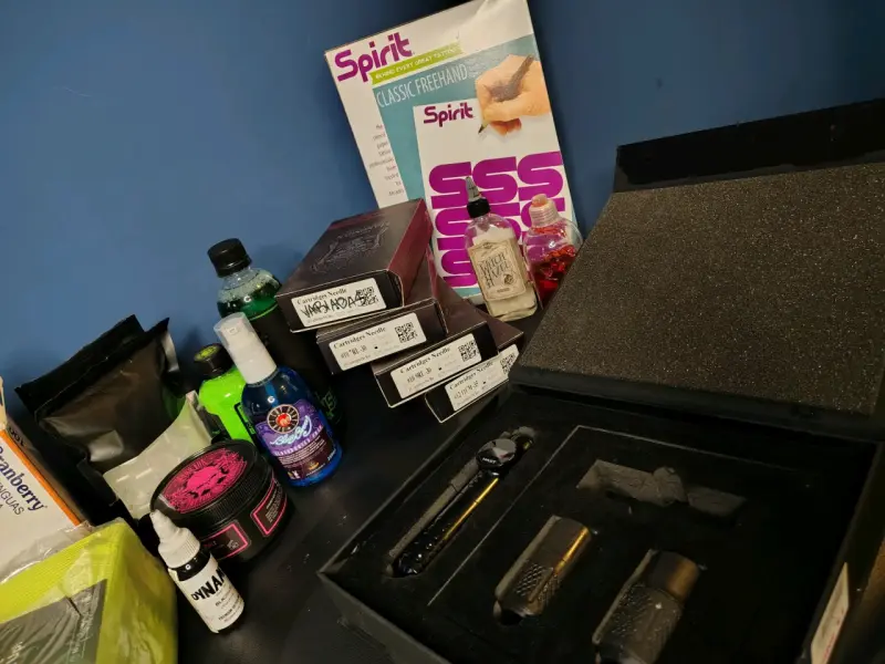 Kit completo para tatuajes con poco uso. - 2