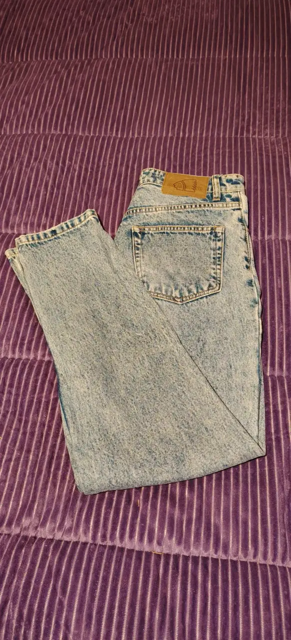 Jeans de mezclilla desgastados para mujer - 1