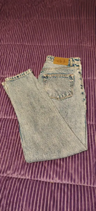 Jeans de mezclilla desgastados para mujer - miniatura 1