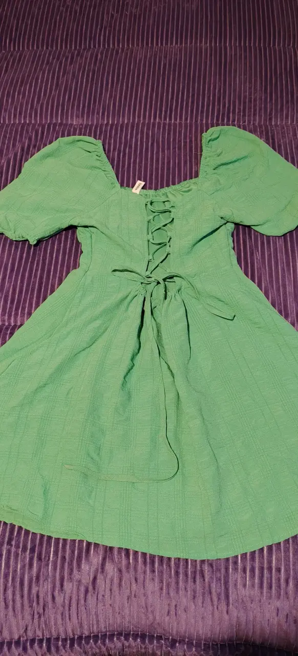 Vestido verde con diseño cruzado - 1