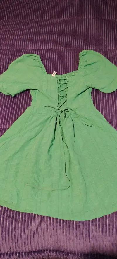 Vestido verde con diseño cruzado - miniatura 1