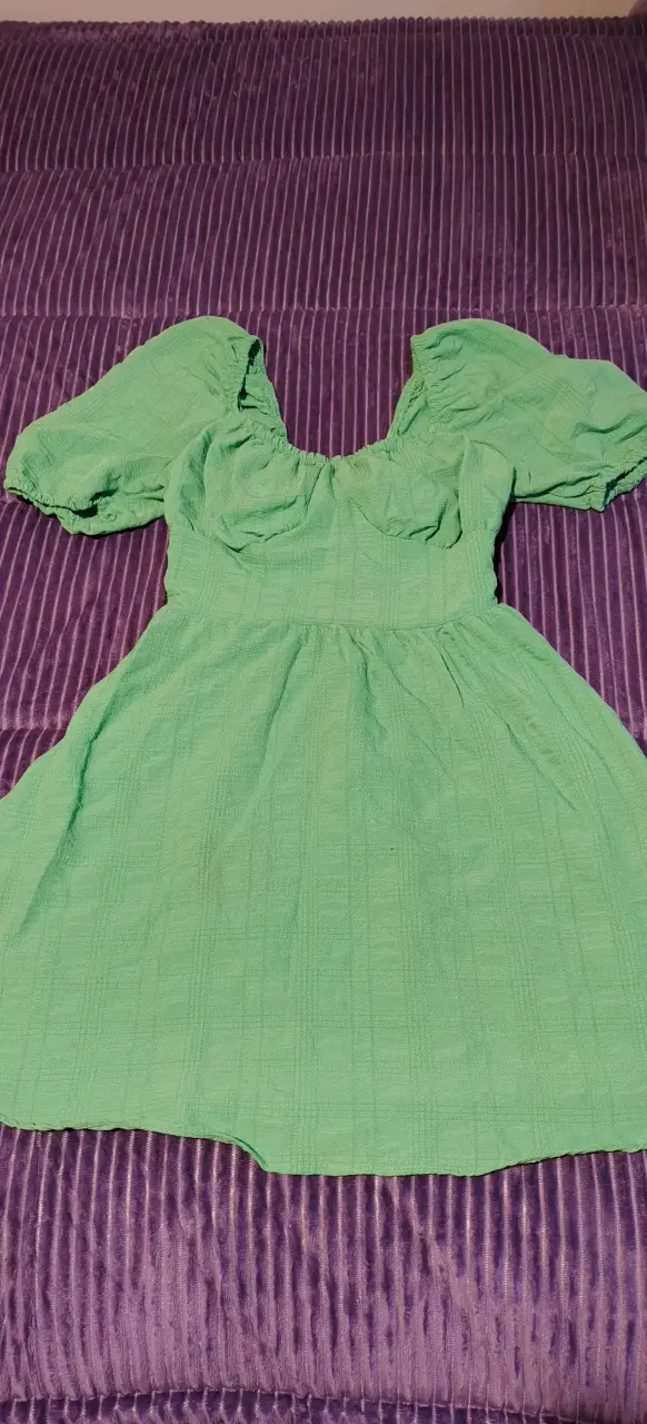 Vestido verde con diseño cruzado - 2
