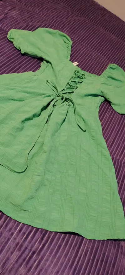 Vestido verde con diseño cruzado - miniatura 3