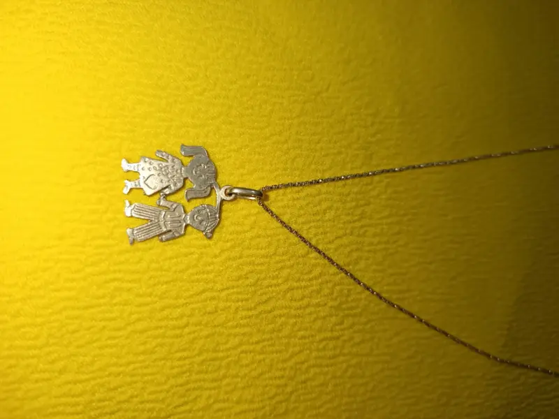 Collar de plata chilena con colgante de niños - 1