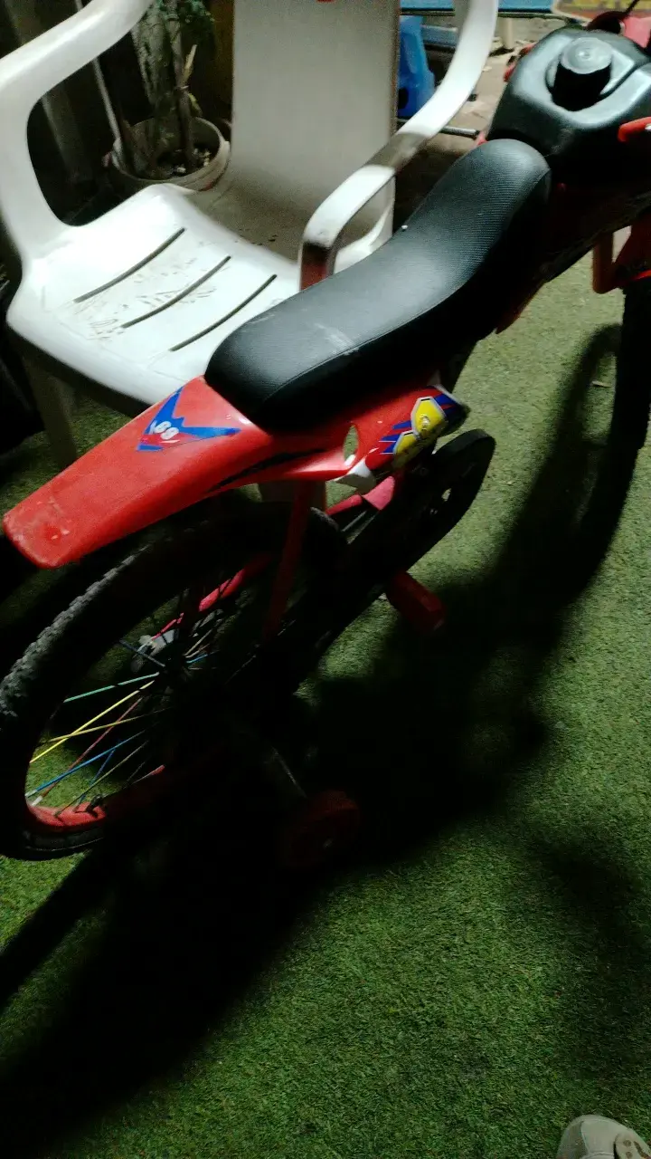 Bicicleta infantil roja con diseño de moto - 1
