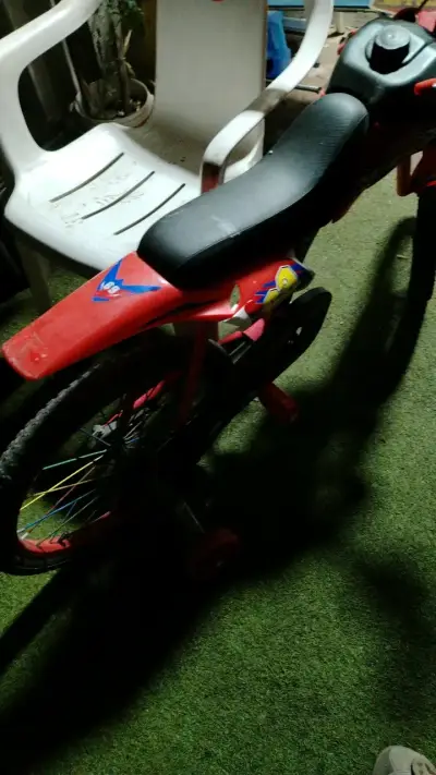 Bicicleta infantil roja con diseño de moto - miniatura 1