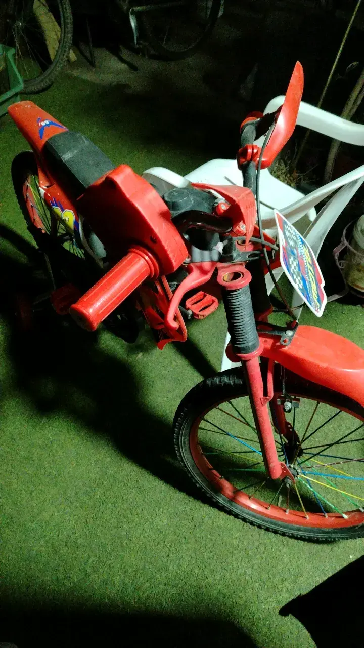 Bicicleta infantil roja con diseño de moto - 2