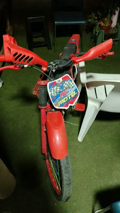 Bicicleta infantil roja con diseño de moto - miniatura 3