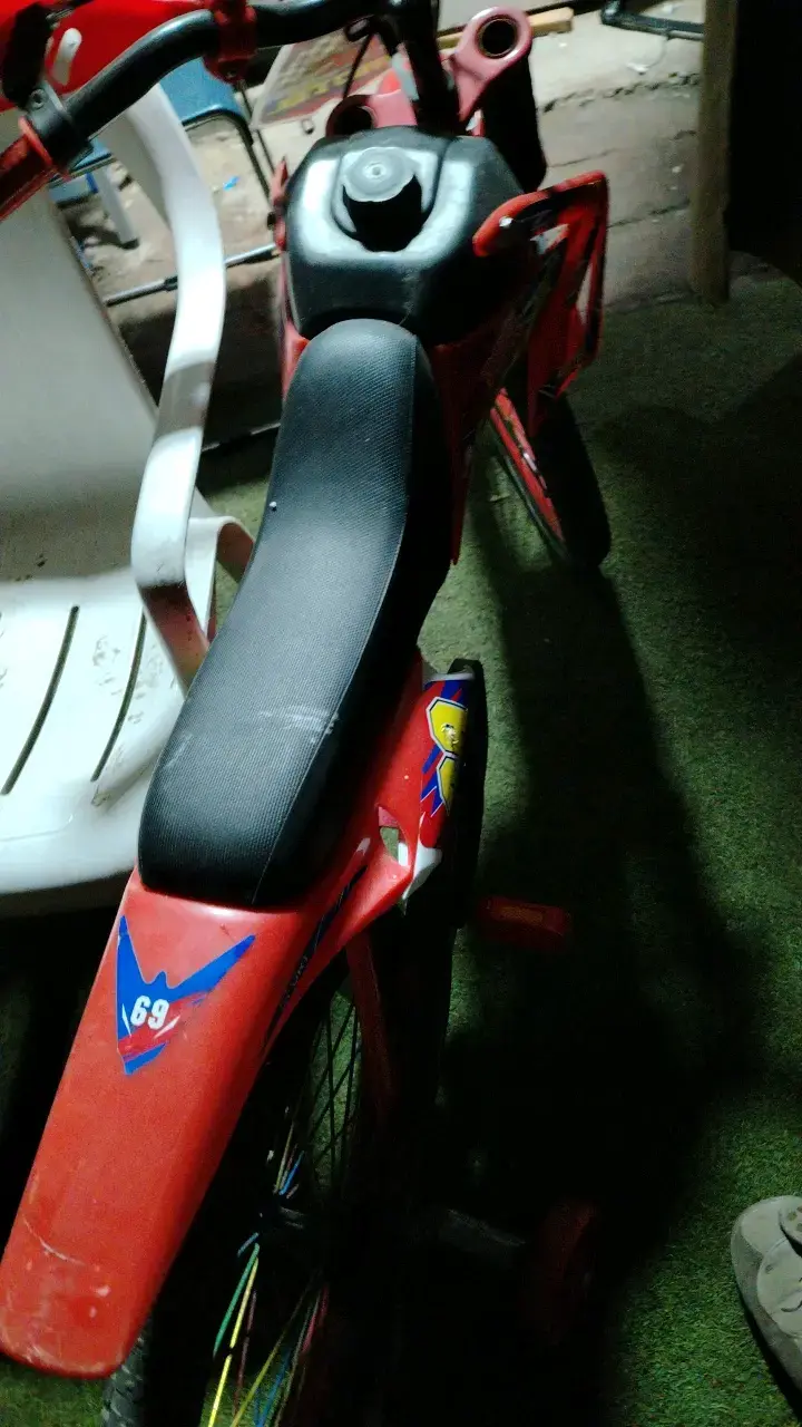 Bicicleta infantil roja con diseño de moto - 4