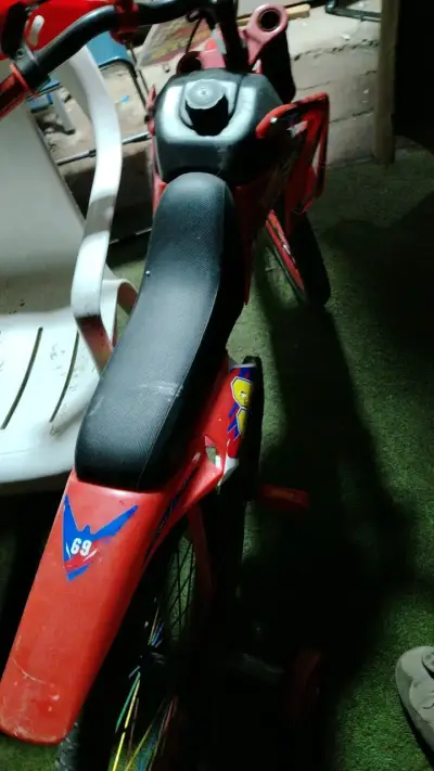 Bicicleta infantil roja con diseño de moto - miniatura 4