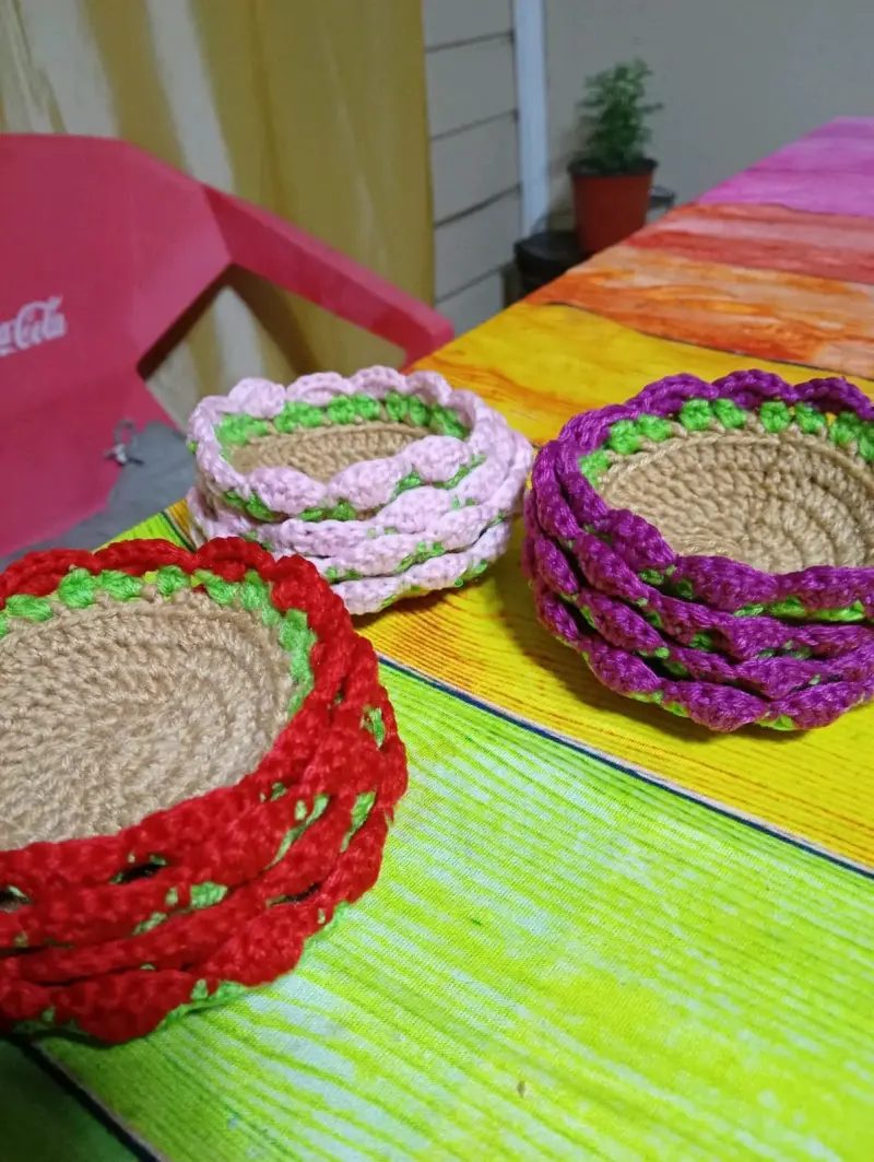 Set de canastos tejidos a crochet coloridos