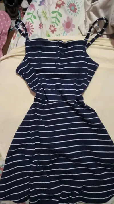 Vestido de rayas azul marino para niña - miniatura 4