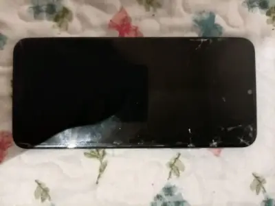 Celular Motorola con pantalla dañada - miniatura 1