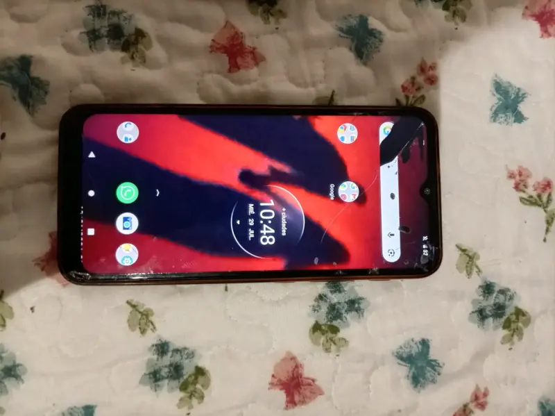 Celular Motorola con pantalla dañada - 3