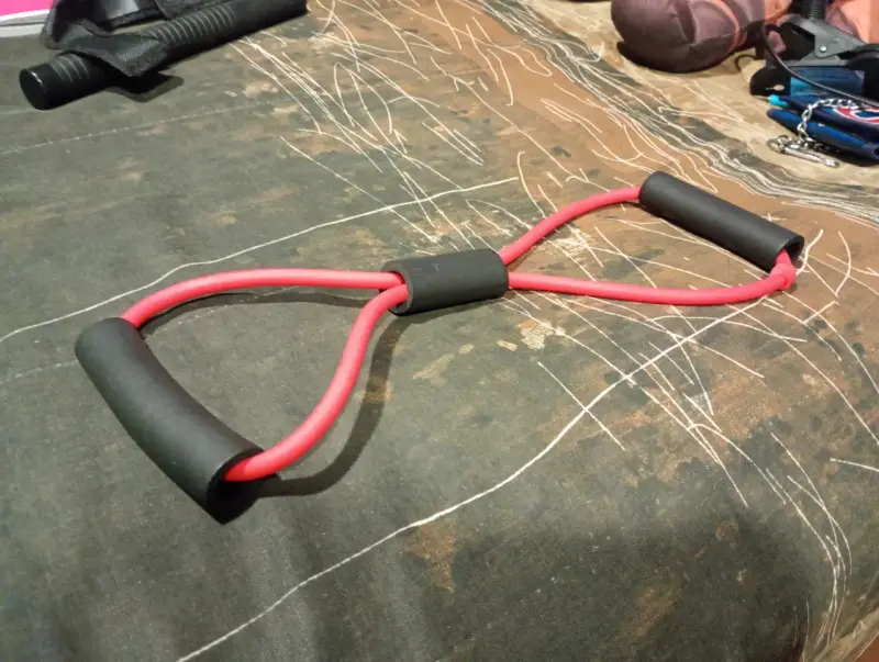Banda elástica de resistencia roja para ejercicios