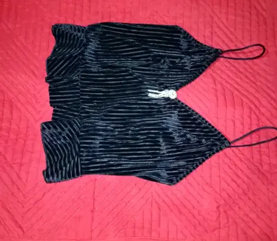 Top de terciopelo negro con tirantes - miniatura 1