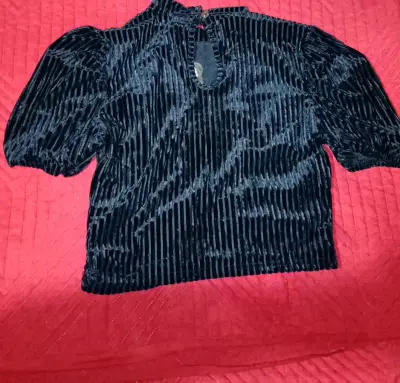 Top de terciopelo negro con tirantes - miniatura 6