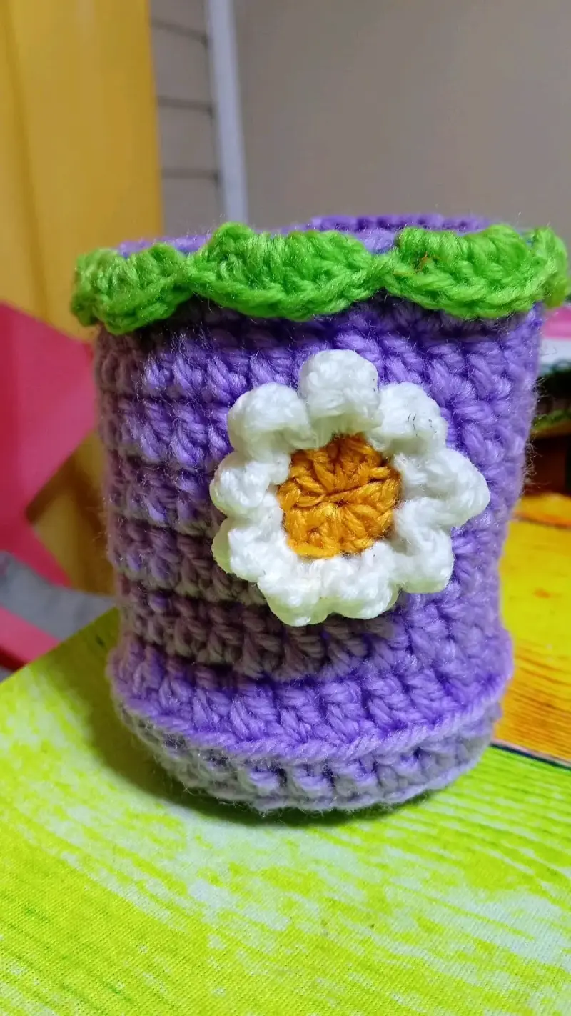 Porta lápices tejido a crochet con flor decorativa